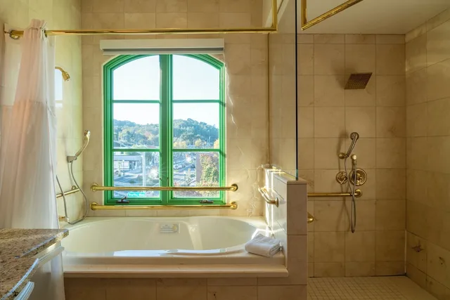 جناح بسرير كينج، Carlton Hotel 5/8