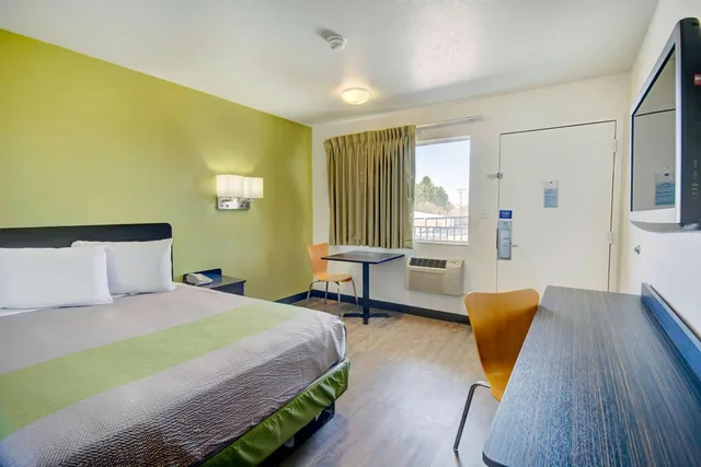 1 Queen Bed, Motel6 Douglas, AZ 4/8