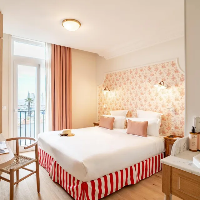 غرفة كلاسيكية بإطلالة على البحر، Villa Camille Hotel & Spa 1/7