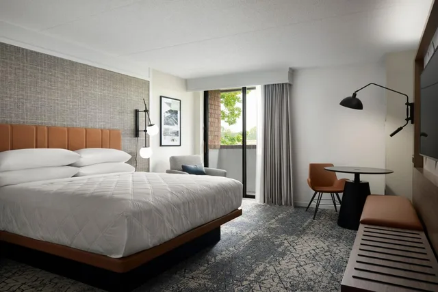 غرفة بسرير كينج بشرفة في الطابق العلوي، Sheraton Grand Rapids Airport Hotel 2/6