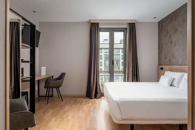 غرفة بسرير مزدوج بإطلالة على المدينة بشرفة، Petit Palace Eixample (ex Sunotel Central) 3/10