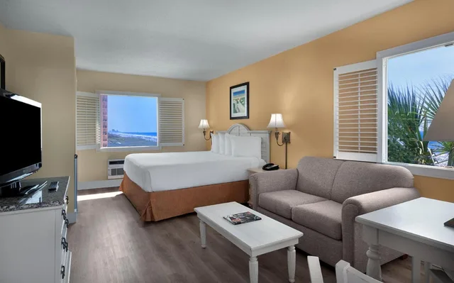 Room, King Bed, Ocean Front, Sofa، Best Western Ocean Sands Beach Resort 4/4