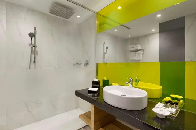 غرفة قياسية بسريرين منفصلين وسرير كينج بإطلالة على المدينة لذوي الإعاقة، Wyndham Grand Athens 4/5
