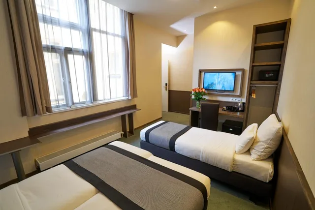 غرفة ثلاثية، Hotel The Bird 1/1