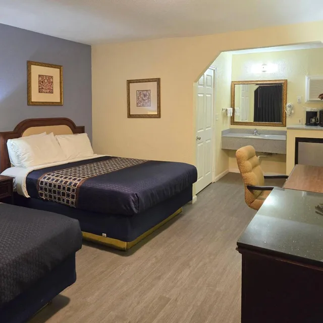 غرفة بسرير كينج وسريرين كوين، Rodeway Inn & Suites Blythe I-10, CA 10/10