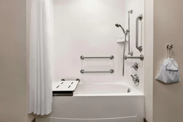 غرفة بسرير كينج وسريرين كوين لذوي الإعاقة، Hampton Inn and Suites Mount Joy Lancaster West 5/6