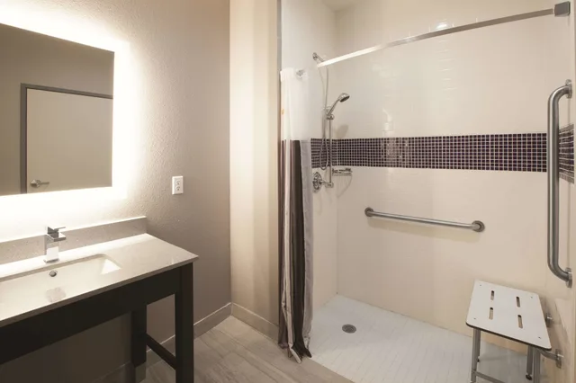 غرفة بسريرين كوين لذوي الإعاقة، La Quinta Inn And Suites By Wyndham Kingsville 2/3