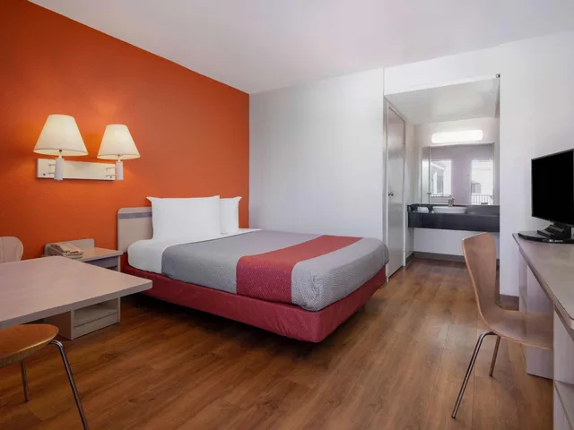 غرفة بسرير كوين، Motel6 Oceanside, CA 5/10