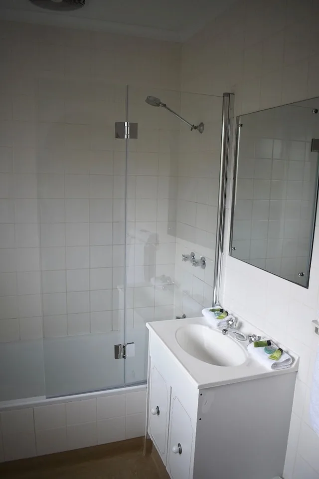 غرفة عائلية بسرير كوين وسريرين منفصلين بغرفتي نوم، The Kermandie Hotel 1/1