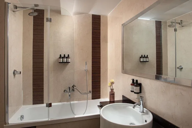 جناح جونيور بثلاثة أسرّة بشرفة مع سرير إضافي بإطلالة، NH Collection Roma Giustiniano 5/6