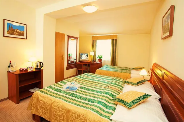 غرفة ثلاثية بسرير مزدوج وسرير فردي، U Divadla Hotel 1/5