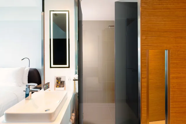 غرفة ديلوكس بسرير كينج بإطلالة على البحر، Novotel Marina Sriracha 8/10