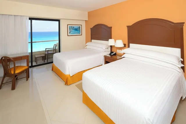 غرفة بسرير مزدوج بإطلالة على البحر، Occidental Tucancun 1/7