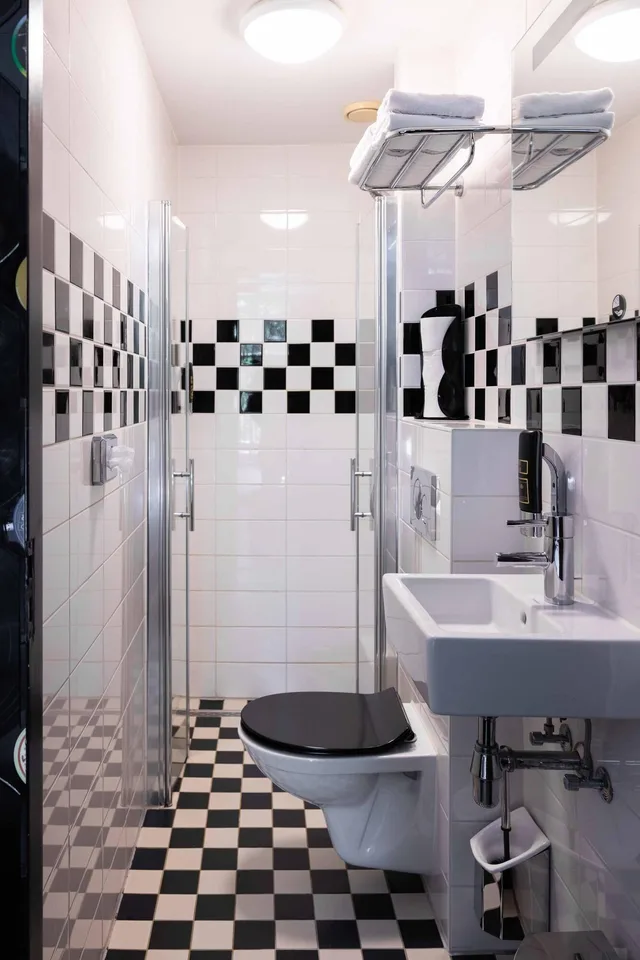 Family, Private Bathroom, Backstage Hotel 2/2