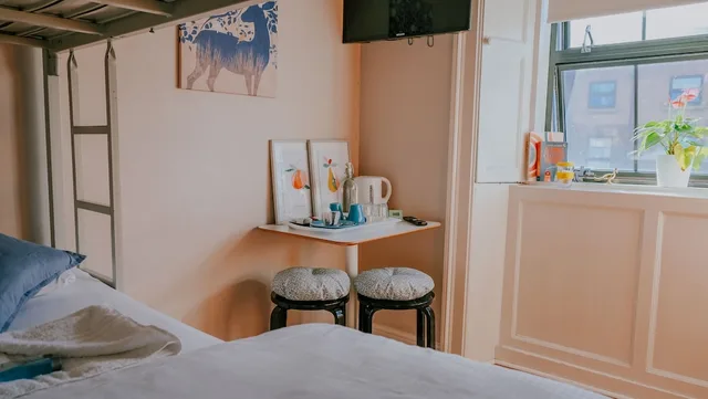 غرفة قياسية بسريرين منفصلين وسرير بطابقين، Gardiner House Hostel 4/10