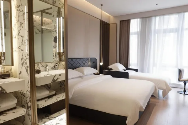 غرفة عائلية بسرير كينج وسرير مزدوج، Days Hotel by Wyndham Shantou Longhu 1/3