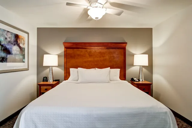 استوديو ديلوكس بسرير كينج لذوي الإعاقة، Homewood Suites by Hilton Omaha-Downtown 2/6