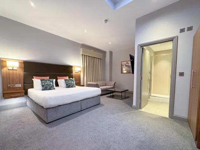 Snug, No Window، The Yorkshire Hotel 1/1
