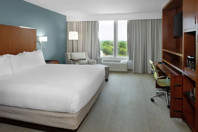 غرفة بسرير كينج بإطلالة على المدينة، Doubletree By Hilton Hotel Biloxi 1/5
