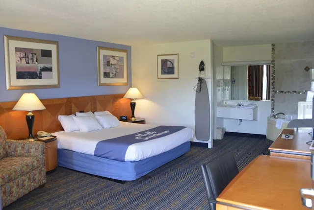 Upgrade, King Bed, Hot Tub، Days Inn by Wyndham Luray Shenandoah 2/10