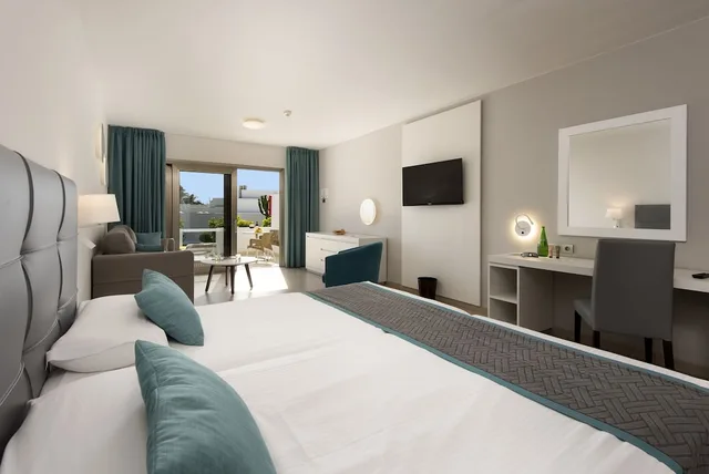 غرفة قياسية بإطلالة جزئية على البحر، Hotel Las Costas 3/9