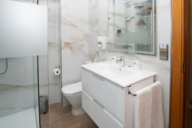 غرفة بسرير مزدوج بإطلالة على البحر بشرفة، Port Sitges Resort Hotel 9/10