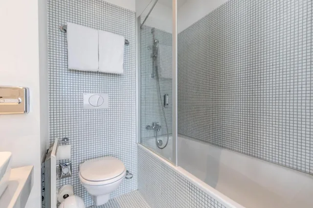 Standard, Single Bed, Bathtub, Garner Hotel Berlin - Gendarmenmarkt by IHG 7/8