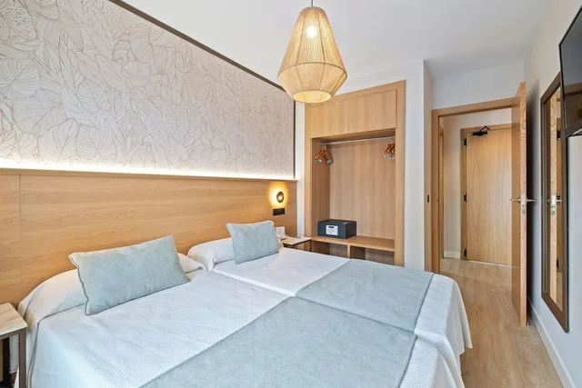 Junior Suite, Twin Beds, Murphy Bed, Sofa، Hotel Puente Real 1/8