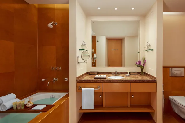 شقة بسرير كينج وسريرين منفصلين بشرفة بغرفتي نوم، Grand Hyatt Mumbai Hotel and Residences 6/8