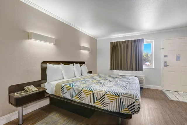 1 Queen Bed Mobility Accessible Tub Nsmk, Motel6 Lodi, CA 2/7