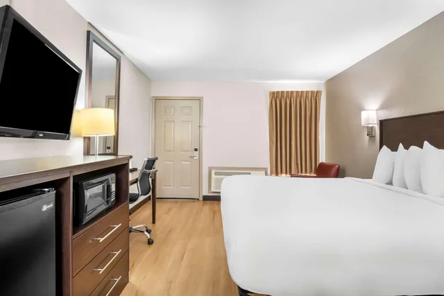 غرفة بسرير كينج للمدخنين، Rodeway Inn Waco Downtown near University TX 2/3