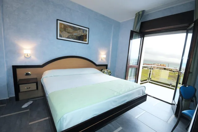 Room, Double Bed, Sea View, Grand Hotel Paradiso 3/10