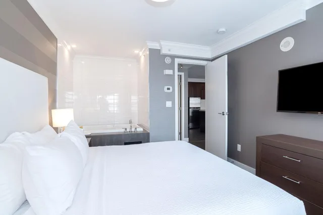 جناح غراند بسرير كينج مع أريكة بجاكوزي بمطبخ، Sandman Hotel Edmonton West 1/6