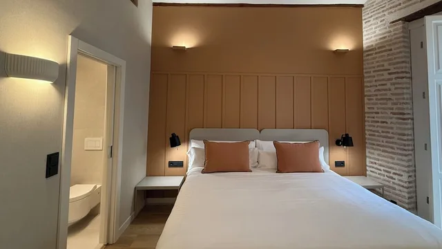 Renovated, Deluxe, Twin Beds, City View, Balcony, Cosy Rooms Embajador 6/7