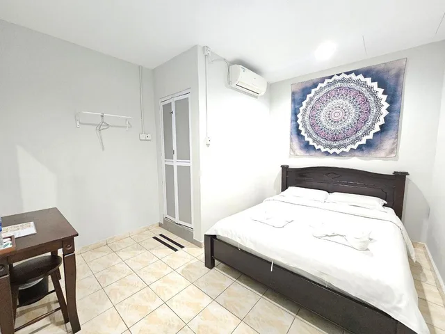 Budget, Queen Bed, No Window، De Chukai Hotel 2/4