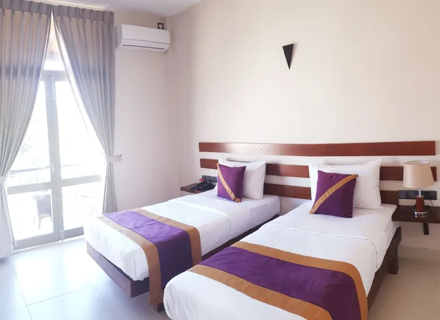 غرفة ديلوكس بسريرين منفصلين بإطلالة على القناة، Hive 68 - Hotel And Resorts Negombo 2/6