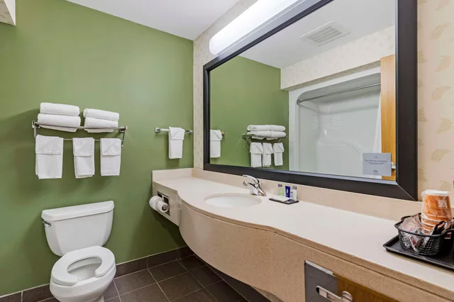 جناح بسريرين كوين، Sleep Inn & Suites Charles City 4/4