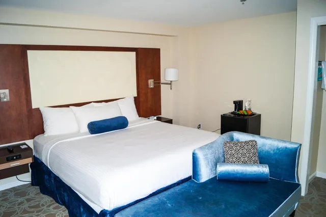 جناح سوبيريور بسرير كينج، Aqua Blue Hotel & Conference Center 2/6