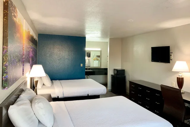 Deluxe, 2 Queen Beds, Days Inn By Wyndham Canton 1/10