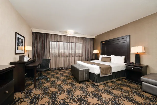 غرفة قياسية بسرير كينج مع أريكة، Best Western Plus Midwest Inn 1/6
