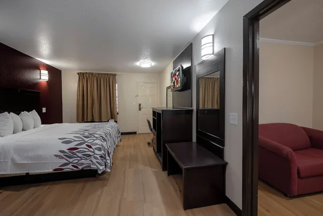 غرفة ديلوكس بسرير كينج للمدخنين لذوي الإعاقة، Red Roof Inn Morgan City 2/4