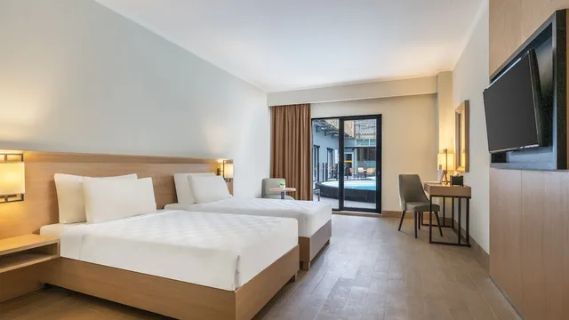 Deluxe, Twin Beds, Pool Access, Large، SWISS-BELHOTEL MANOKWARI 2/6