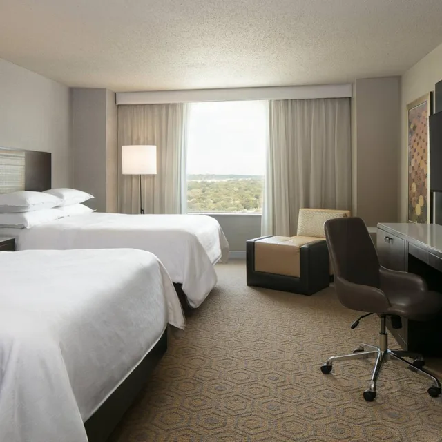 Guest Room, 2 Queen Beds, Club Floor, High Floor، SHERATON OVERLAND PARK HOTEL AT THE CONVENTION CENTER 2/8