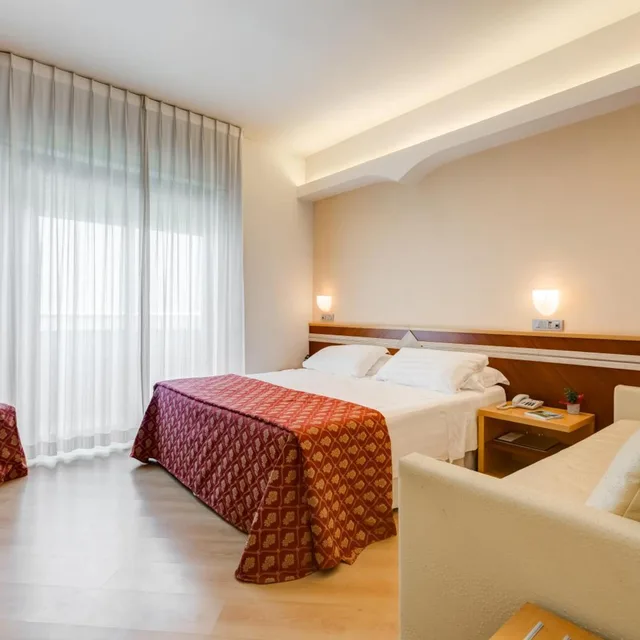 غرفة ديلوكس بسرير كوين وسرير فردي بشرفة، Hotel Europa 3/8