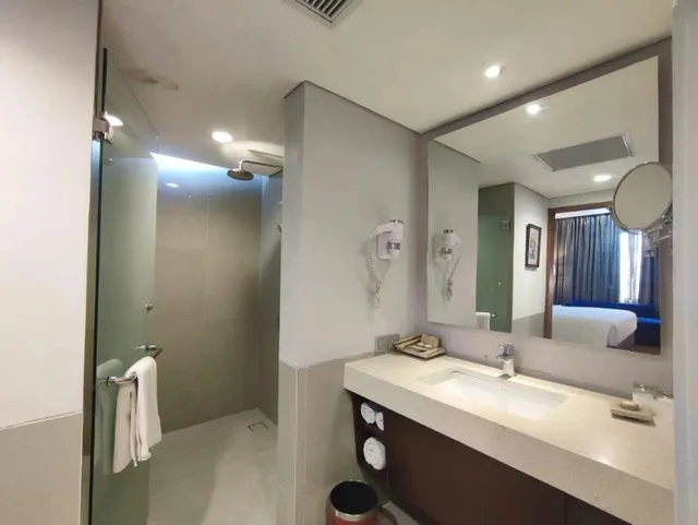 غرفة قياسية بسريرين منفصلين بإطلالة على الجبل، Monopoli Hotel Bukittinggi 2/2