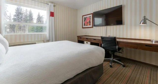 جناح ديلوكس بسرير كوين بغرفتي نوم بمطبخ، Four Points By Sheraton Prince George 2/8