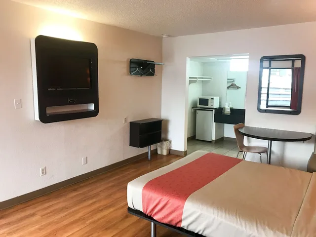 غرفة قياسية بسرير كينج، Motel6 Sallisaw, OK 2/8