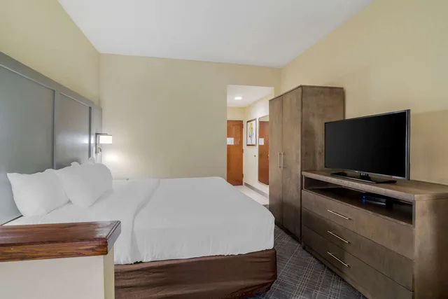 غرفة بسرير كينج، Comfort Suites Bismarck, ND 1/4