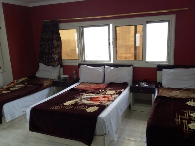 غرفة رباعية بسرير مزدوج وسريرين منفصلين، Isis Hotel 2 - Hostel 7/10