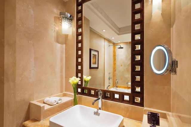 غرفة ديلوكس بسريرين منفصلين بإطلالة على البحر بشرفة، Al Bustan Palace A Ritz-Carlton Hotel 2/2